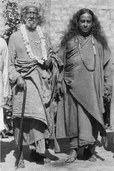 Sri Yukteswar e Paramahansa Yogananda Paramahansa Yogananda (à direita) e seu Guru, Swami Sri Yukteswar